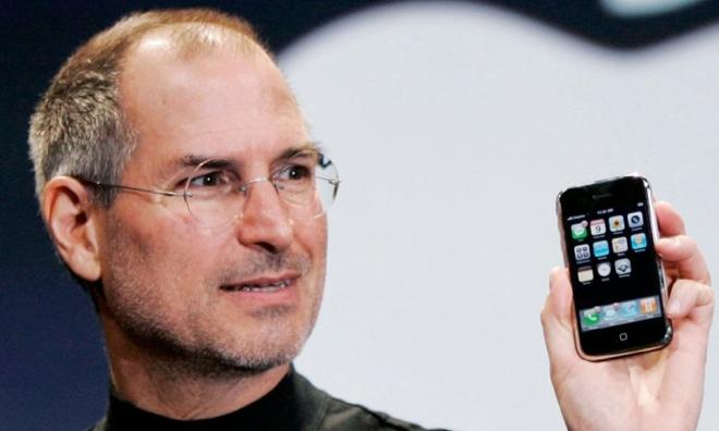 Steve Jobs introduces the first iPhone