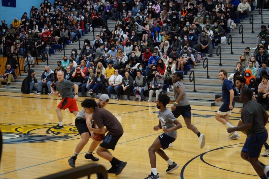 Students edge out staff 29-28 in pre-Spring Break basketball game